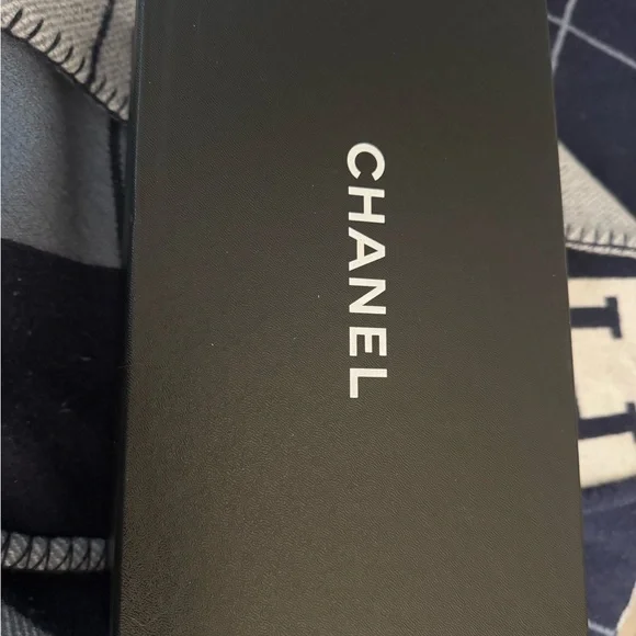 CHANEL Black and White Espadrilles with CC Logo - Picture 10 of 11